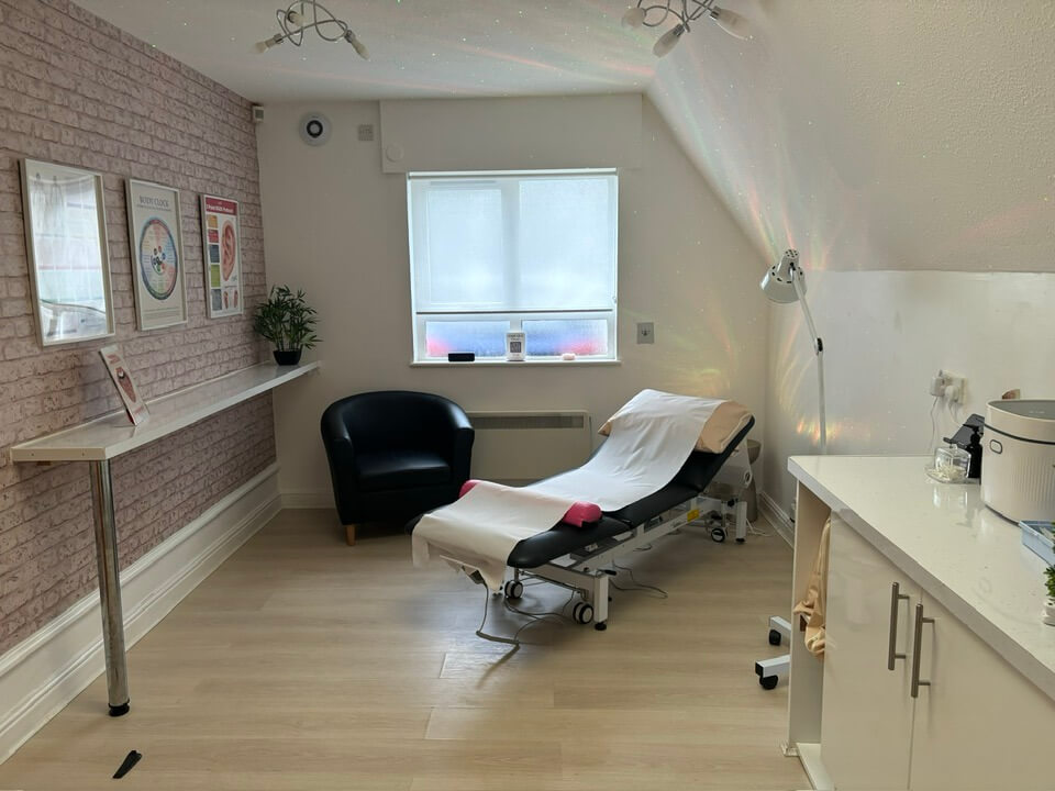 “Calming acupuncture treatment room in Middlesbrough designed for emotional wellbeing, nervous system support, and mind–body reset sessions.”