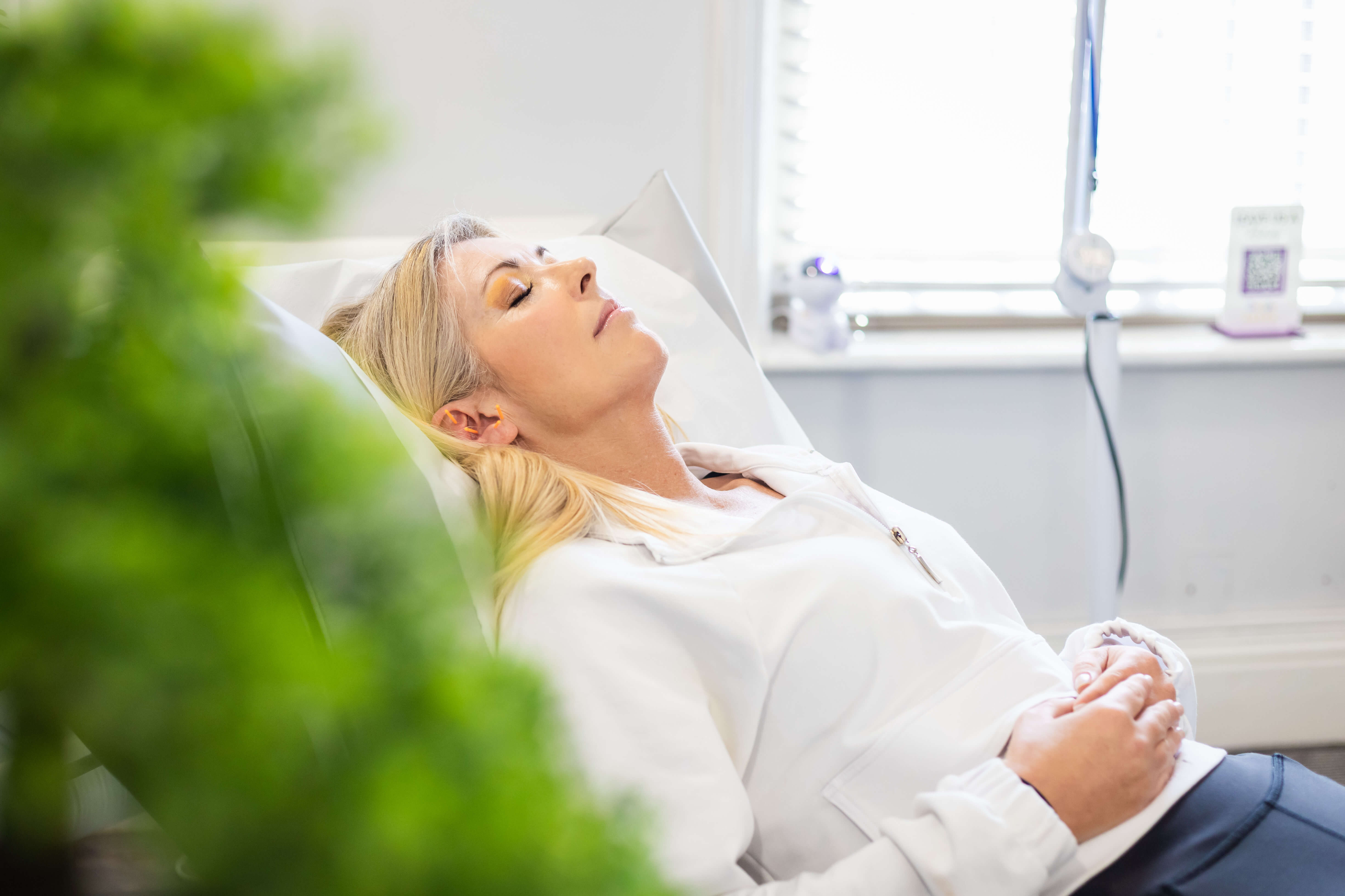 Client relaxing during Battlefield Acupuncture treatment at Deanna Thomas clinic Middlesbrough