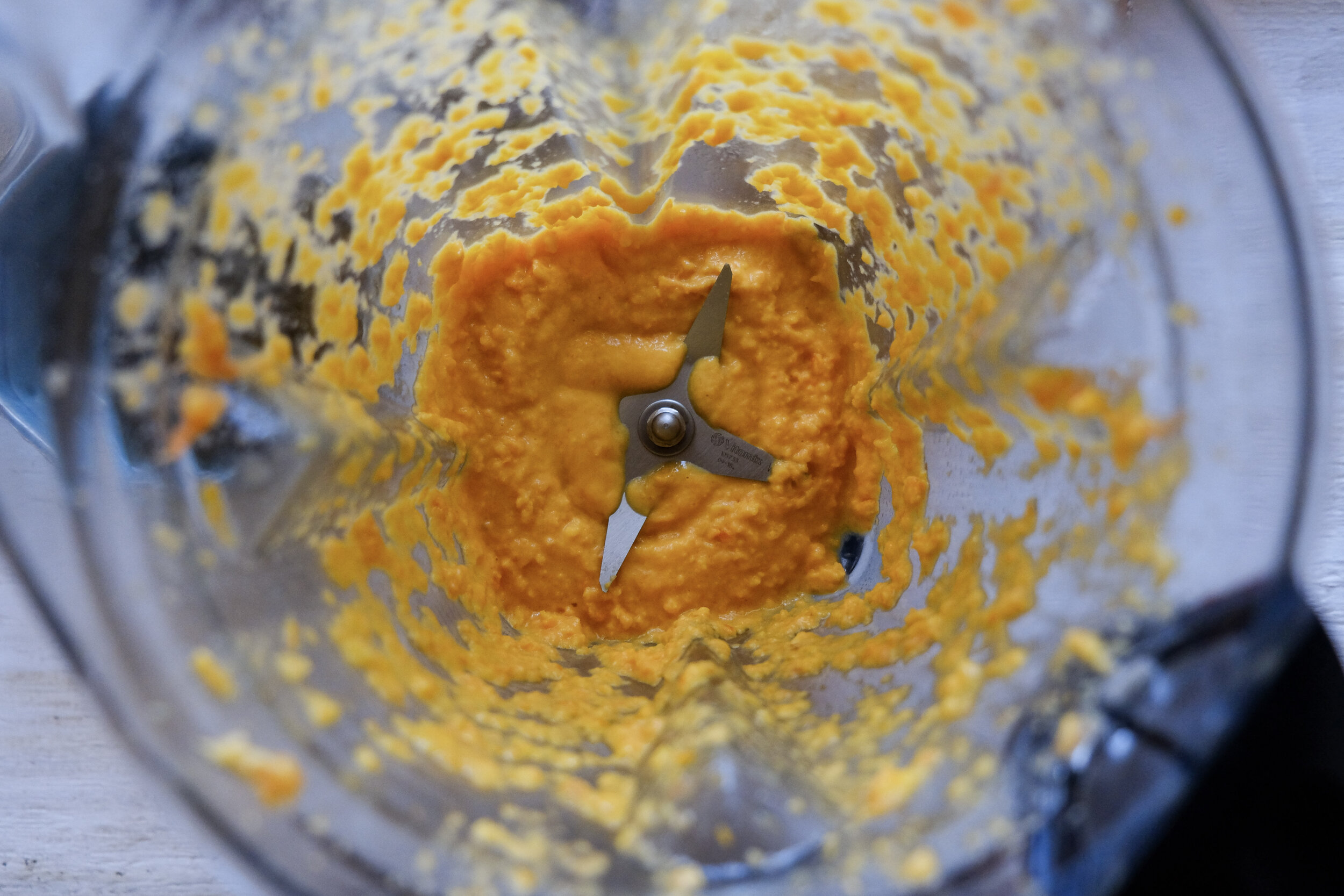 Look at that gorgeous vibrant pure plant sunshine color right there!! YUM! Any oranges will do. I made this batch with Cara Cara.