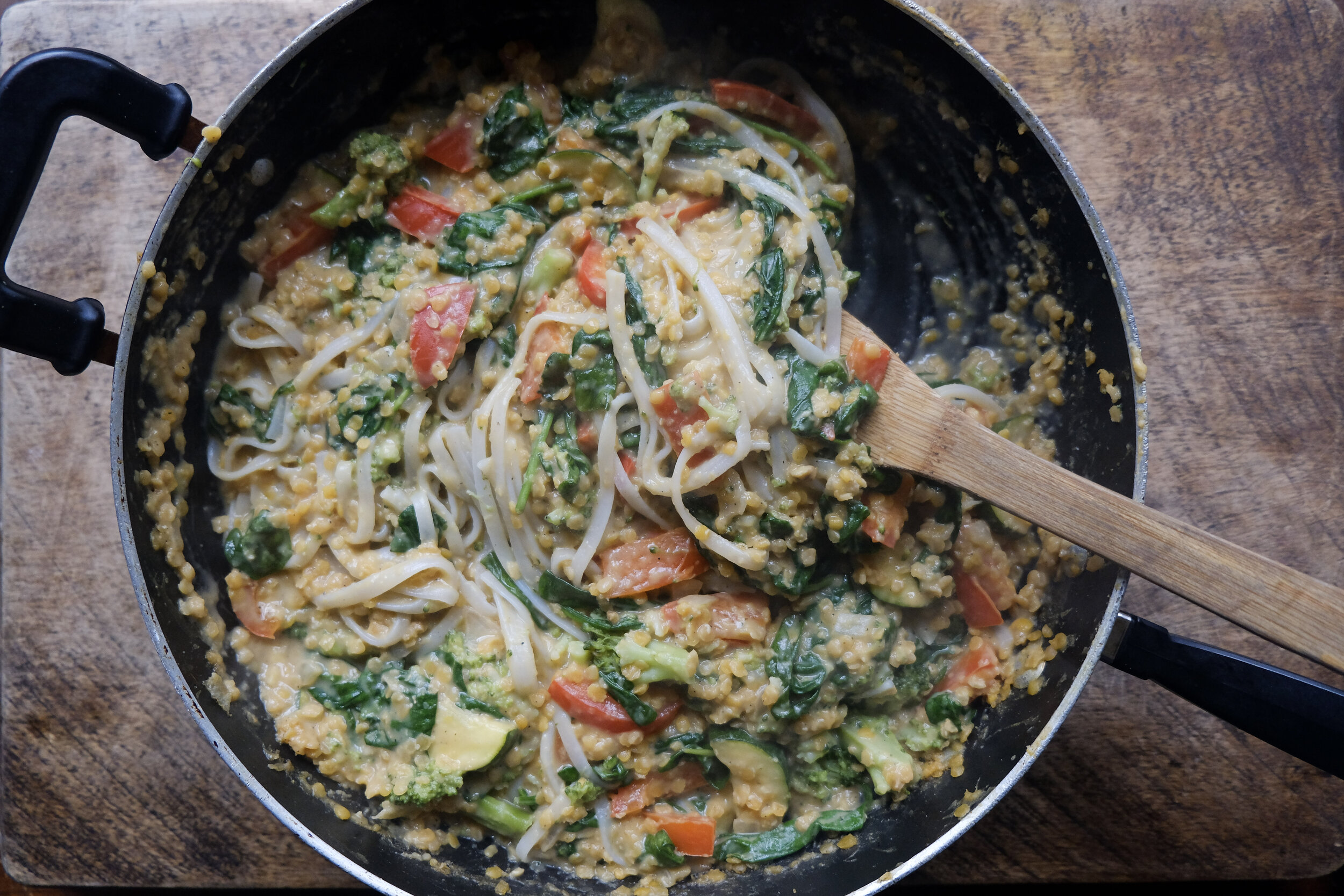 peanut lentil veggie curry noodles!.jpg
